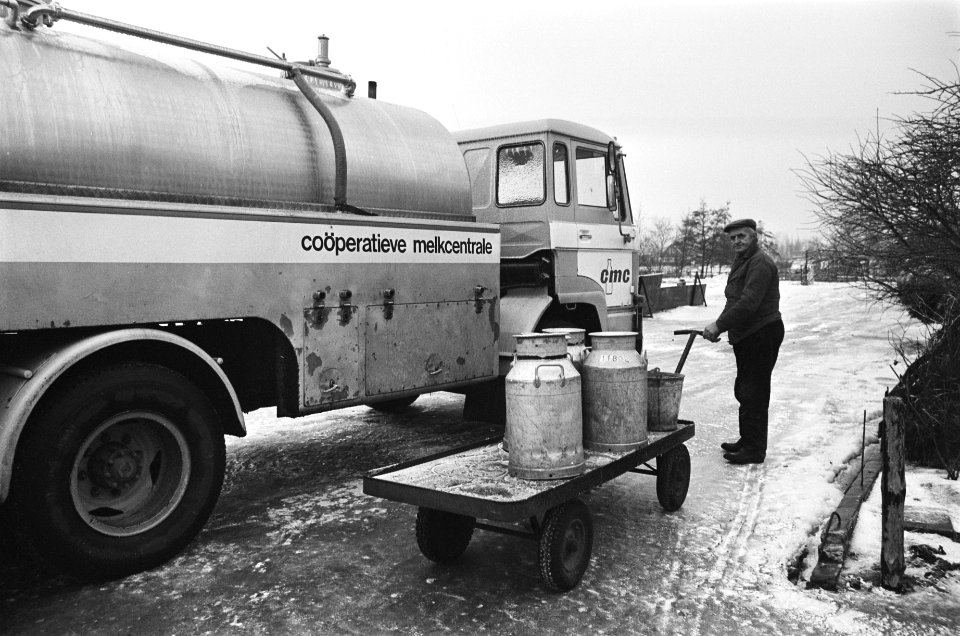 Boer met melkbussen bij tankauto melkunie, Bestanddeelnr 930-0845