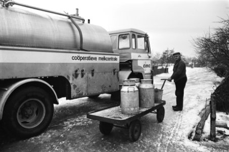 Boer met melkbussen bij tankauto melkunie, Bestanddeelnr 930-0845