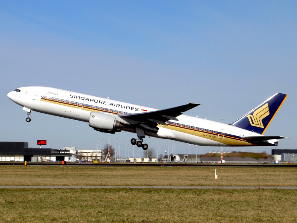 Boeing 777-212ER Singapore Airlines 9V-SVN take off from Schiphol pic2