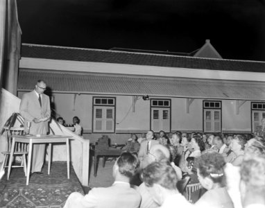 Boekenweek te Willemstad geopend door mr. A.A.M. Struycken, Bestanddeelnr 905-7093