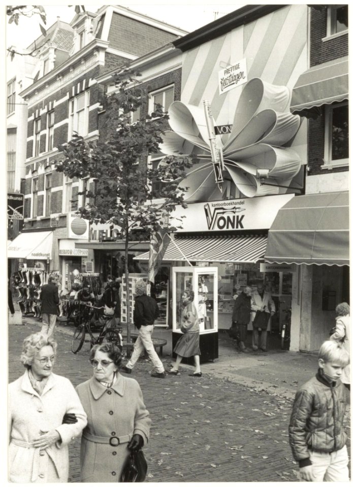Boekhandel Vonk met feestelijke strik Grote Houtstraat. NL-HlmNHA 54016557
