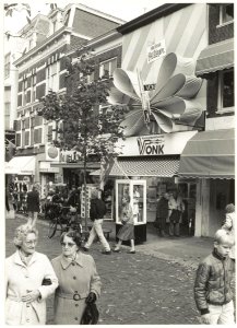 Boekhandel Vonk met feestelijke strik Grote Houtstraat. NL-HlmNHA 54016557