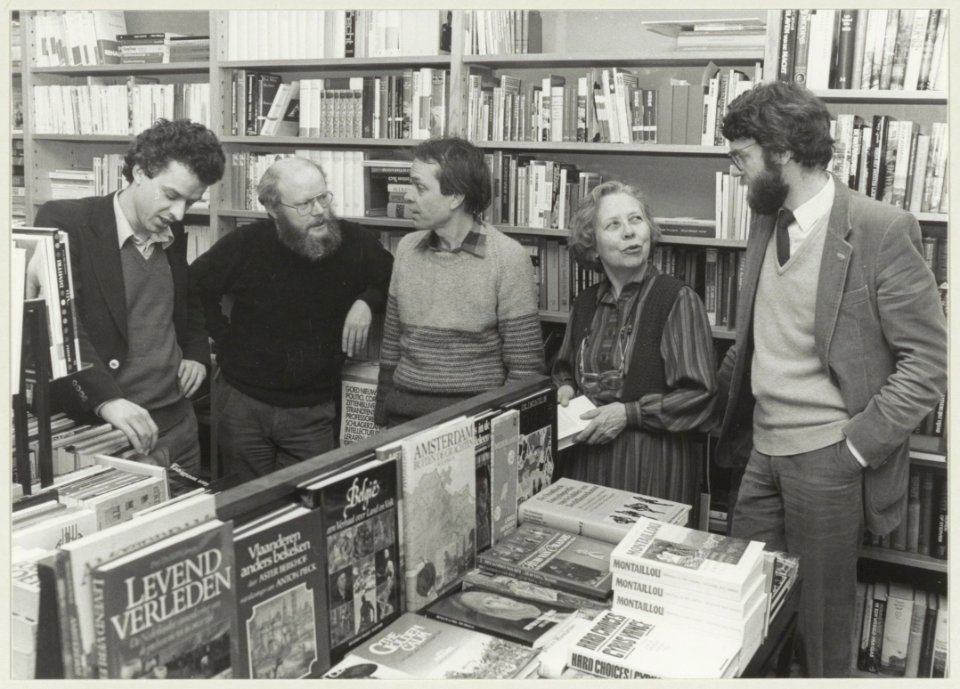 Boekhandelaren bijeen in boekhandel Willa Reinke. V.l.n.r. Peter van Andel, Clemens Hoevenaars, Roelf van der Laan, Willa Reinke en Dolf de Vries. NL-HlmNHA 54014424