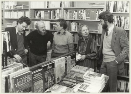 Boekhandelaren bijeen in boekhandel Willa Reinke. V.l.n.r. Peter van Andel, Clemens Hoevenaars, Roelf van der Laan, Willa Reinke en Dolf de Vries. NL-HlmNHA 54014424