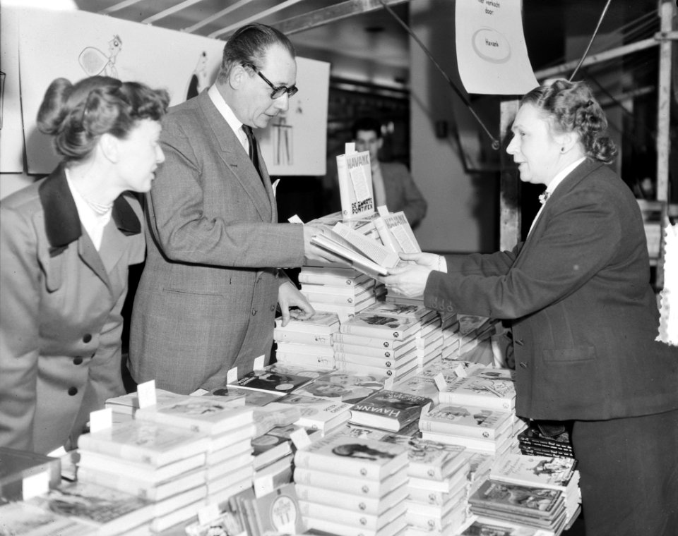 Boekenweek. Auteurs verkopen boeken Bijenkorf, midden Gotssnides, rechts Jan Sch, Bestanddeelnr 905-5858