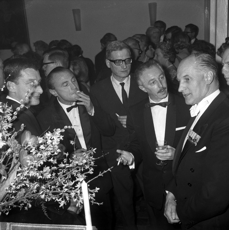 Boekhandel in Concertgebouw te Amsterdam, vlnr Harry Mulisch, Bert Schierbee, Bestanddeelnr 916-1088
