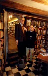 Boekhandel de Vries, vader Johan de Vries en zoon Dolf de Vries. Aangekocht in 1996 van United Photos de Boer bv. - Negatiefnummer 42026 kc 6. - Gepubliceerd in het Haarlems Dagblad van 14-11-1995. Id