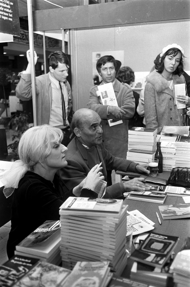 Boekenmarkt in RAI, Salvador Hertog en Eva Hoornik , Bestanddeelnr 921-7632