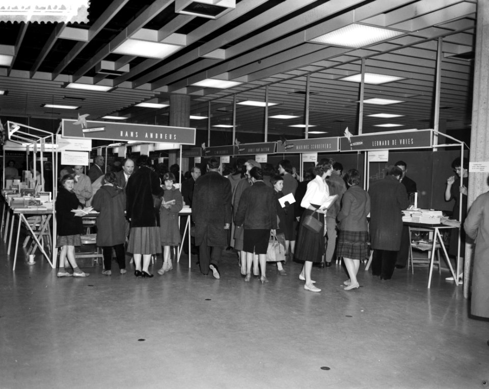 Boekenmarkt in de Bijenkorf schrijvers verkopen hun boek, Bestanddeelnr 910-1963