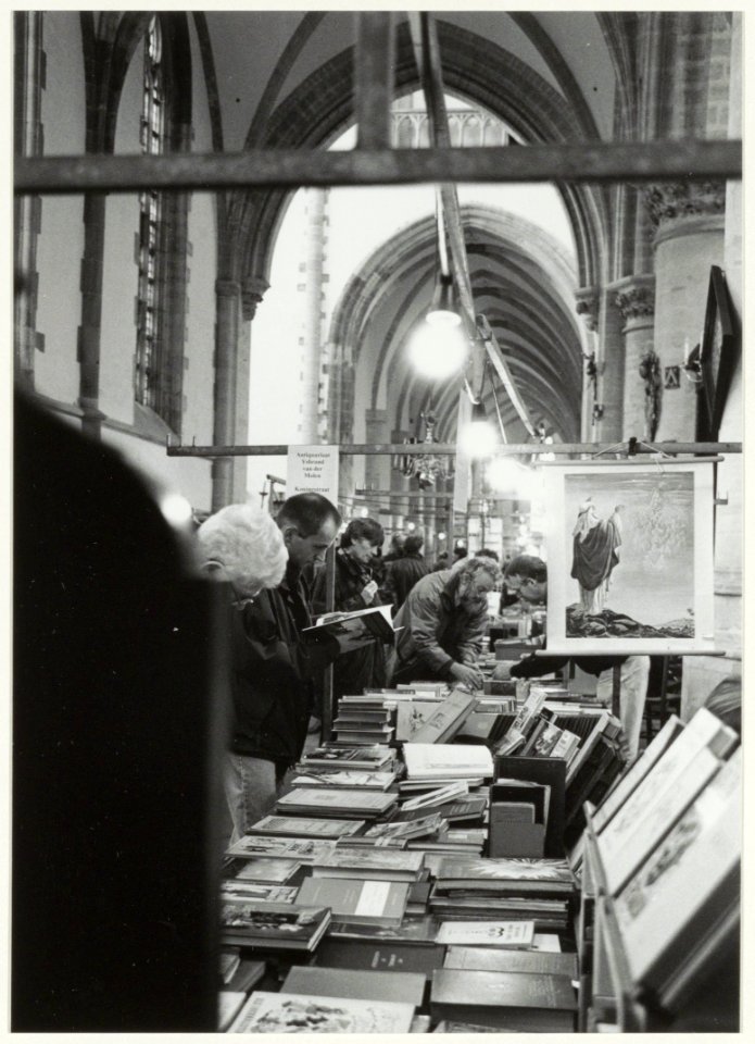 Boekenmarkt in de Grote of St. Bavokerk. NL-HlmNHA 54037111