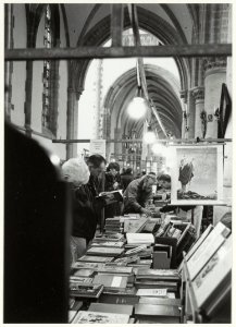 Boekenmarkt in de Grote of St. Bavokerk. NL-HlmNHA 54037111
