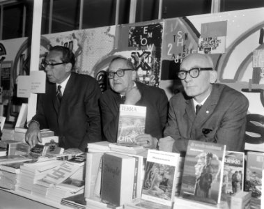 Boekenmarkt in de Bijenkorf te Amsterdam, v.l.n.r. Hendrik Scholte , Jef Last en, Bestanddeelnr 918-9892