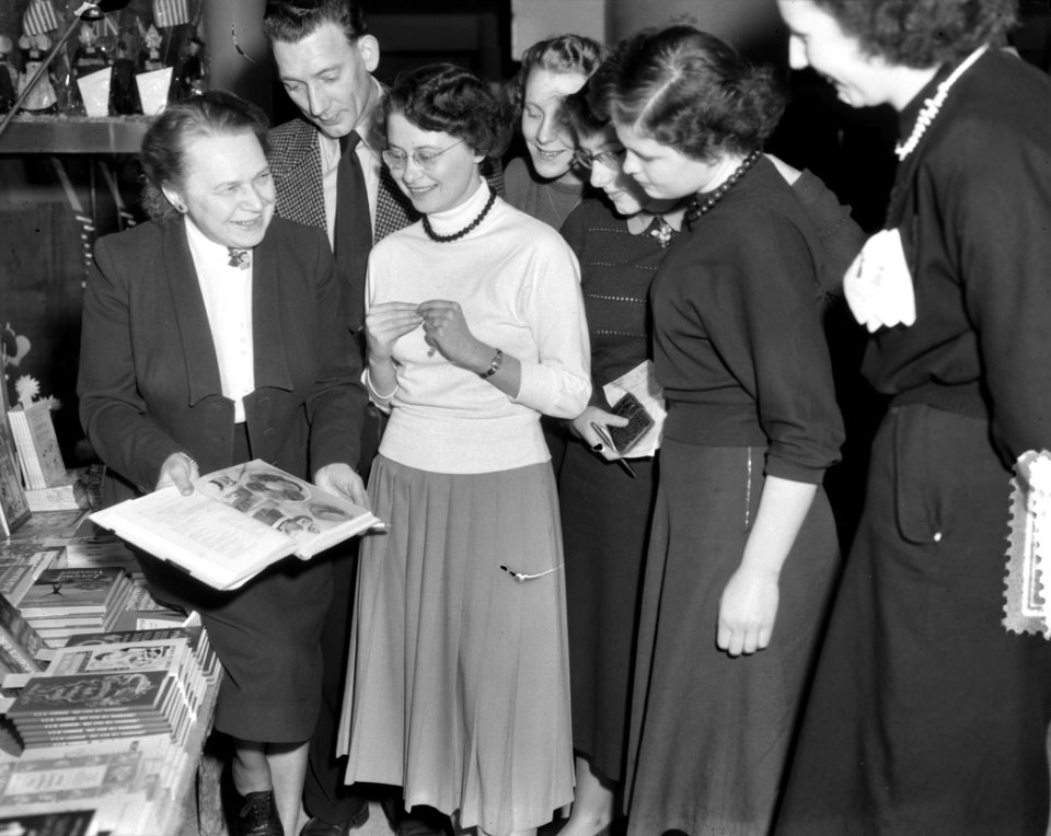 Boekenweek. Auteurs verkopen boeken Bijenkorf, midden Gotssnides, rechts Jan Sch, Bestanddeelnr 905-5859