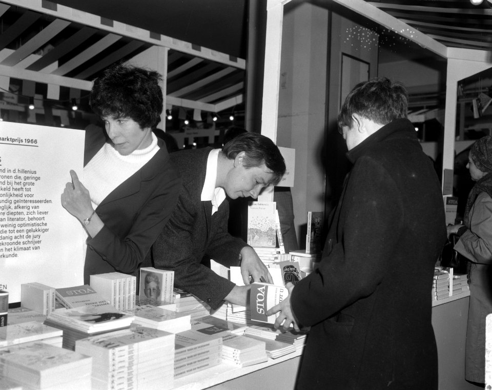 Boekenmarkt in de Bijenkorf te Amsterdam, Bestanddeelnr 918-9888