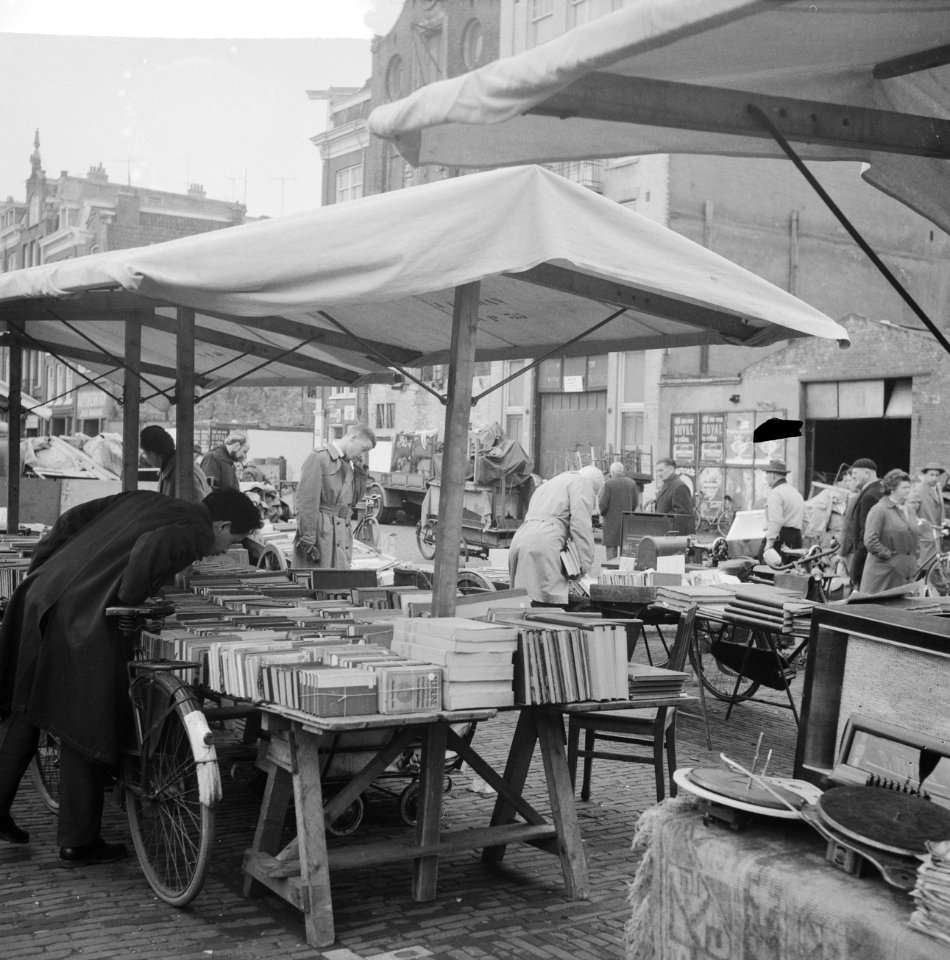 Boekenkraam op de rommelmarkt op het Waterlooplein, Amsterdam, Bestanddeelnr 912-1489