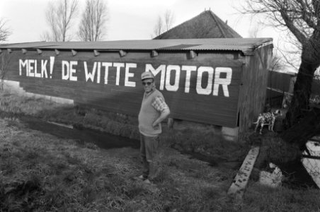 Boer Roeleveld uit Averkerk voor zijn schuur met tekst Melk, de witte motor, d, Bestanddeelnr 934-3889