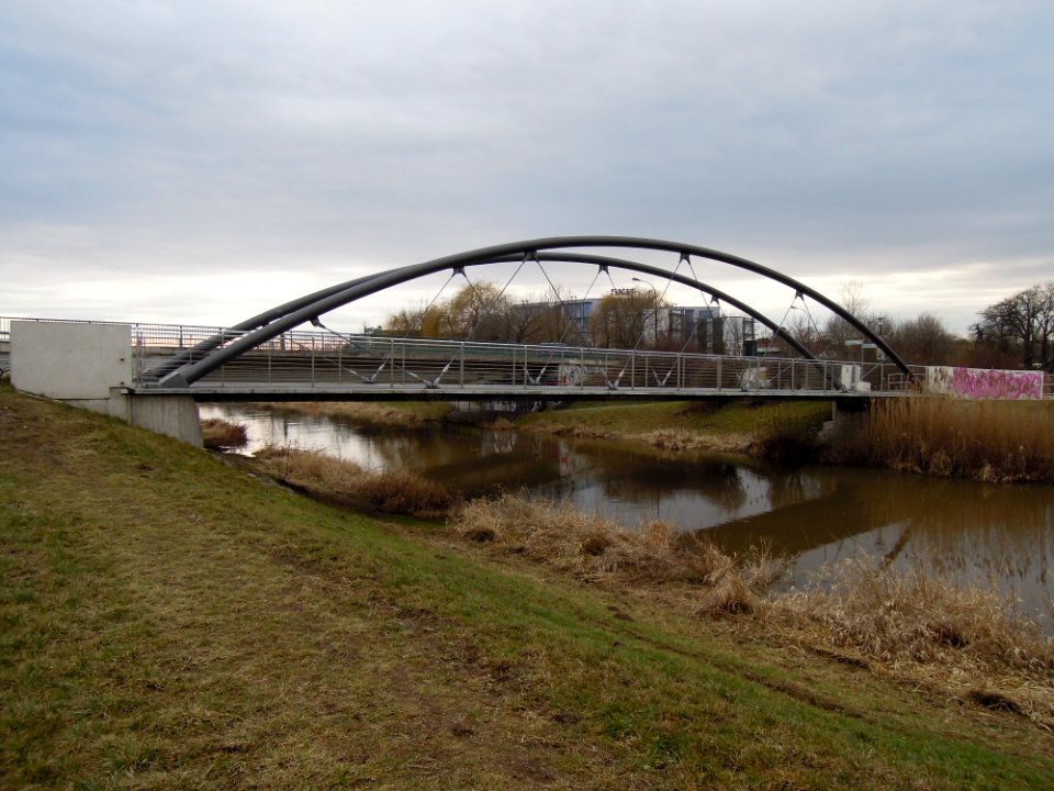 Bogenbrücke über die Pleiße an der Seenallee bzw. S 46 in Marrkleeberg (Profil seitlich) 2017