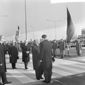 Boudewijnsnelweg geopend in Belgie, bij Hasselt knipte Koning Boudewijn het lint, Bestanddeelnr 917-1037