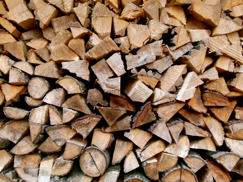 Bois coupé dans le hangar