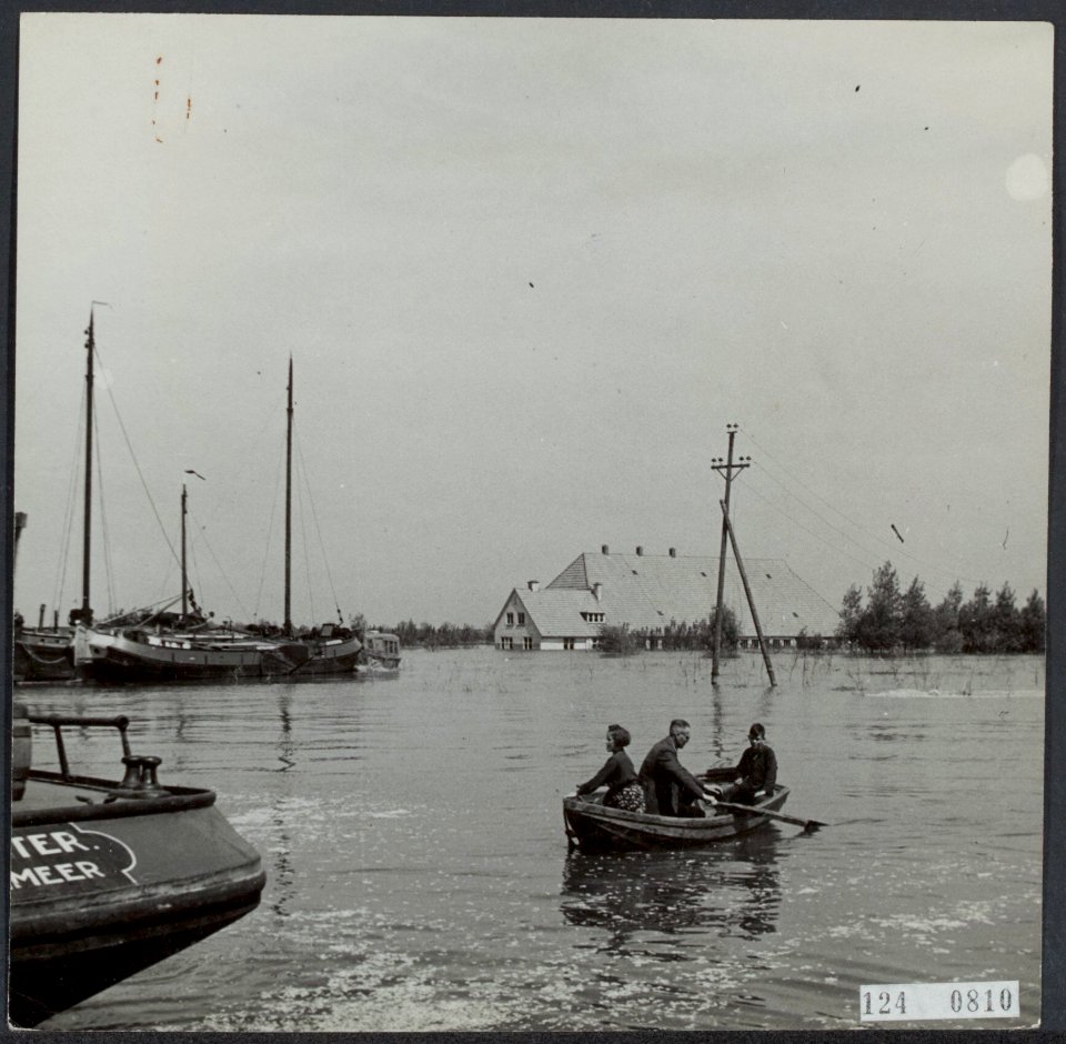 Boerderij nabij Kolhorn in mei 1945. 17 april 1945 was een zwarte bladzijde in d, Bestanddeelnr 124-0810