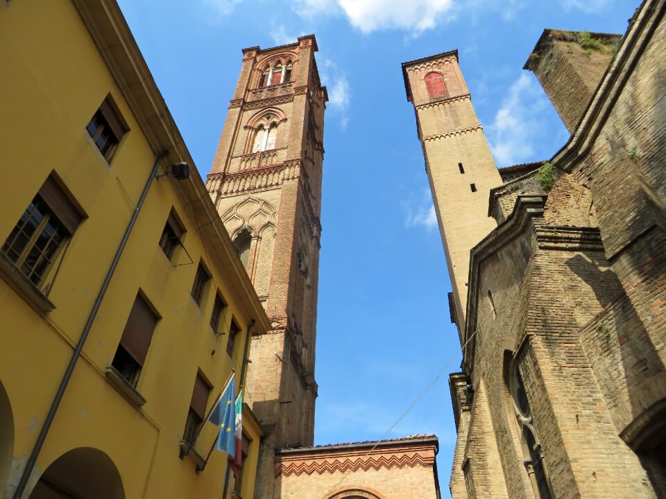 Torre asinelli torre garisenda leaning tower