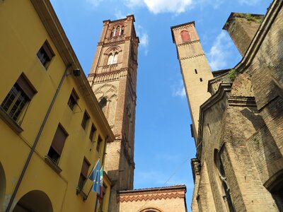 Torre asinelli torre garisenda leaning tower photo