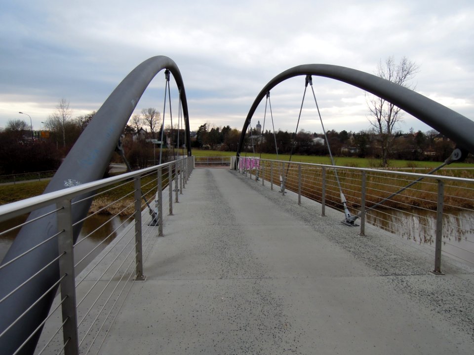 Bogenbrücke über die Pleiße an der Seenallee bzw. S 42 in Marrkleeberg (Längsblick) 2017