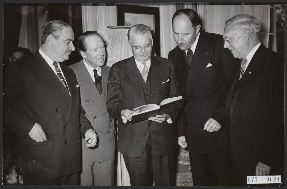 Boeken, ambassadeurs, ministers, aanbiedingen, Beyen J.W., Grismer F., Hunter C., Bestanddeelnr 077-0684
