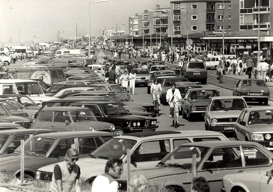 Boulevard Barnaart, ziende naar het noorden. Aangekocht in 1986 van United Photos de Boer bv. - Negatiefnummer 24062 k 24 A. - Gepubliceerd in het Haarlems Dagblad van 09.04.1986. Identificatienummer 