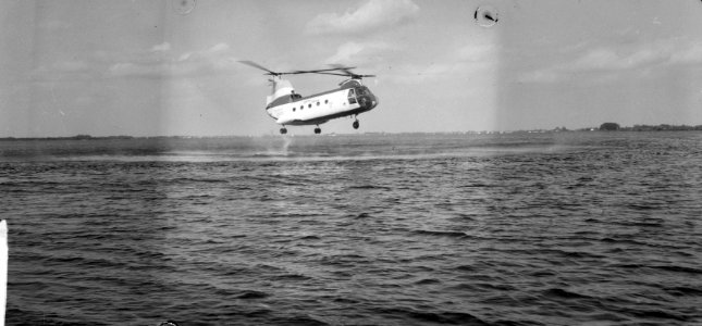 Boeing Vertol 107 demonstratie. Boven de Westeinderplas, Bestanddeelnr 912-7036