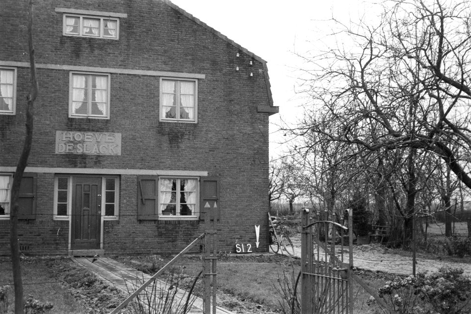 Boerderij Hoeve De Slack aan de Nusterweg bij Sittard (ruilverkaveling Nieuws…, Bestanddeelnr 170-2554