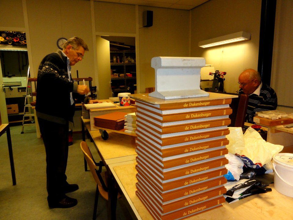 Boekbindclub Dukenburg Tijdschriftbinden 036 ingehangen boeken drogen onder bezwaar