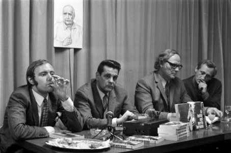 Boek Ik leefde met Martin Bormann uitgegeven door Uitgeverij Born, persconfere, Bestanddeelnr 922-9680