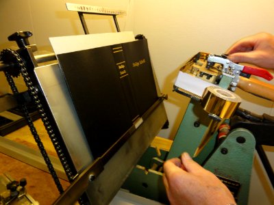 Boekbindclub Dukenburg Z20 het beletteren van de band door heet stempelen