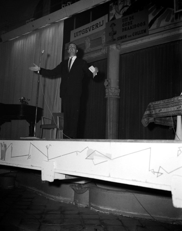 Boekenfeest in Rivierahal Rotterdam, optreden Wim Kan, Bestanddeelnr 910-1938