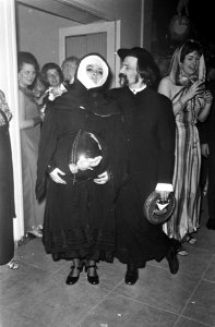 Boekenbal Stedelijk Museum te Amsterdam. Verkleed als priester en non, Bestanddeelnr 922-1509