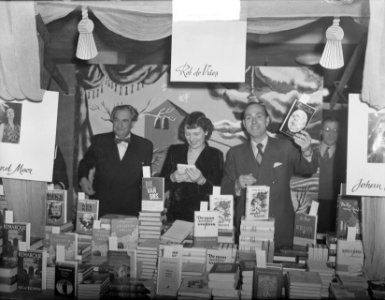 Boekenmarkt in Bijenkorf Acteurs verkopen boeken. Louis Saalborn, Ank van de Mo, Bestanddeelnr 903-8408
