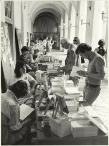 Boekenbeurs in de kloostergangen van het stadhuis. NL-HlmNHA 54014844
