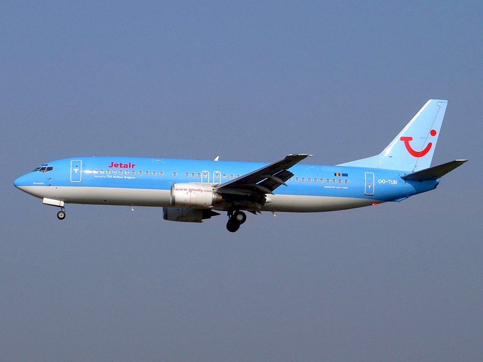 Boeing 737-400 Jetair OO-TUB operated by TUI airlines Belgium landing at Zaventem