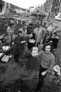 Boek begraven in Haarlemmerhouttuinen van Belg Michel Astere Dhondt A'dam, Dhond, Bestanddeelnr 925-1579