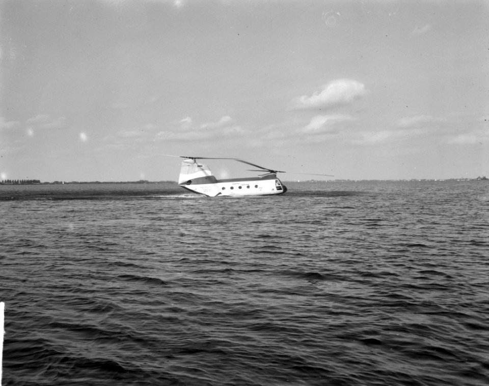 Boeing Vertol 107 demonstratie. Boven de Westeinderplas, Bestanddeelnr 912-7035