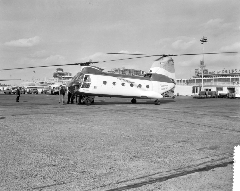Boeing Vertol 107 demonstratie. Op Schiphol, Bestanddeelnr 912-7032