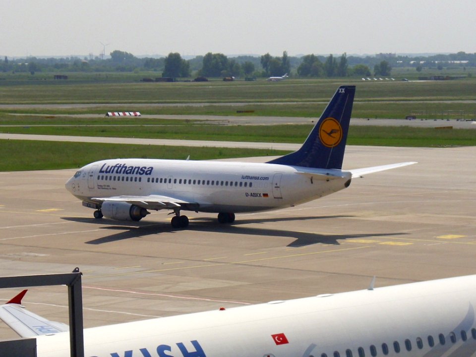 Boeing 737-300 Lufthansa D-ABXX (3)