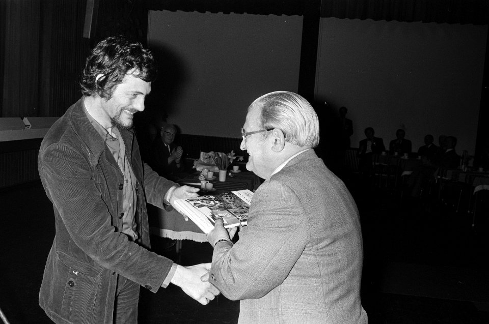 Boek Lijnen van gisteren gepresenteerd i.v.m. 75-jarig bestaan GVB Amsterdam , Bestanddeelnr 927-7524