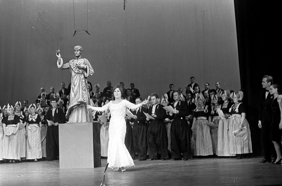 Boekenbal 1967, koor uit Volendam en zangeres Henriette Klautz, Bestanddeelnr 920-1071