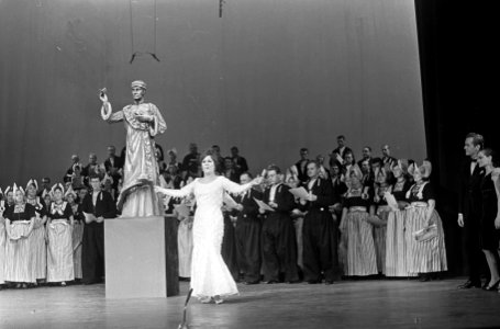 Boekenbal 1967, koor uit Volendam en zangeres Henriette Klautz, Bestanddeelnr 920-1071