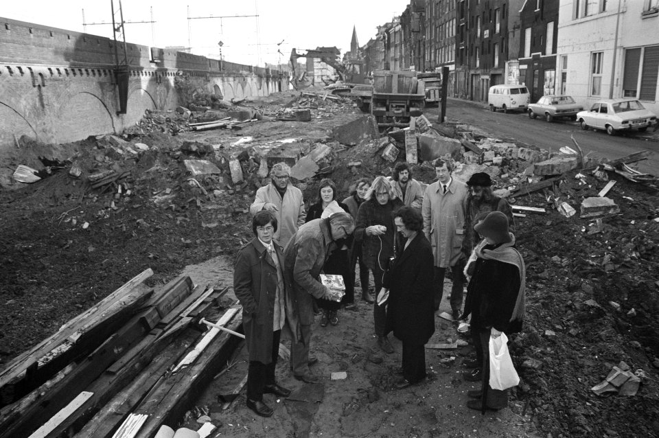 Boek begraven in Haarlemmerhouttuinen van Belg Michel Astere Dhondt Amsterdam, D, Bestanddeelnr 925-1584