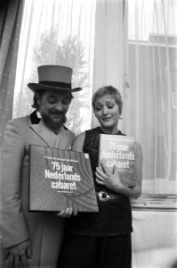 Boek 75 jaar Nederlands Cabaret en twee LPs van Wim Ibo in Concertgebouw, Amster, Bestanddeelnr 923-9281