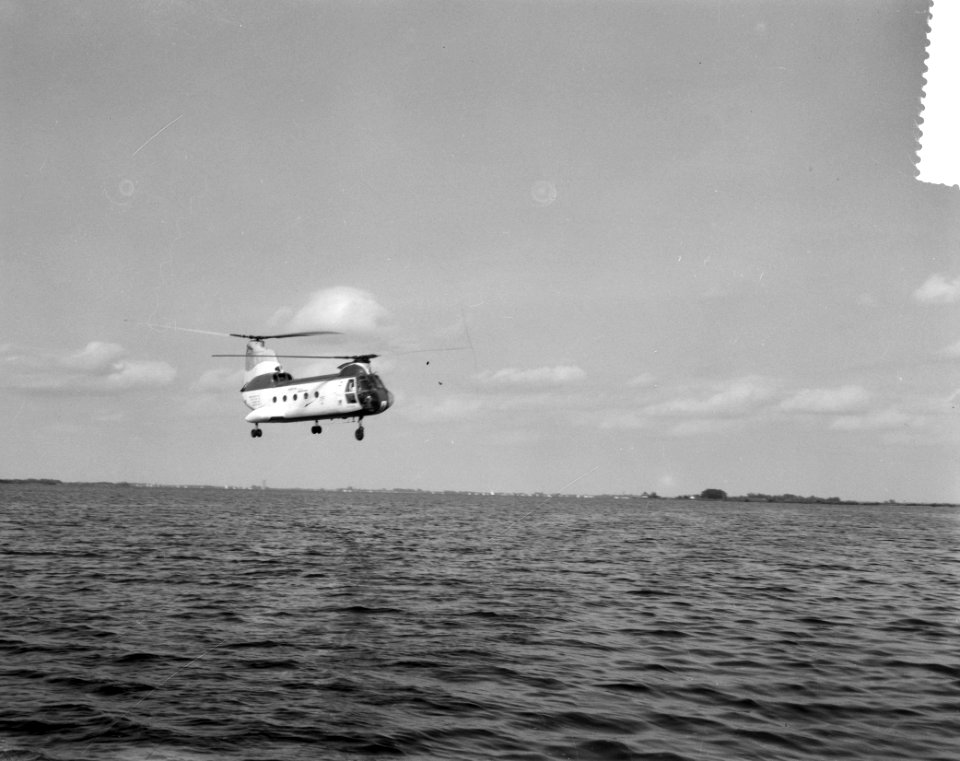 Boeing Vertol 107 demonstratie. Boven de Westeinderplas, Bestanddeelnr 912-7033