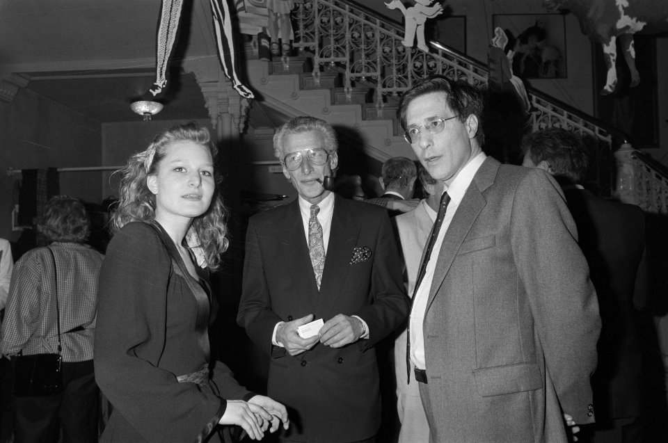Boekenbal Harry Mulisch met dochter in gesprek met Maarten Biesheuvel (r), Bestanddeelnr 934-2111